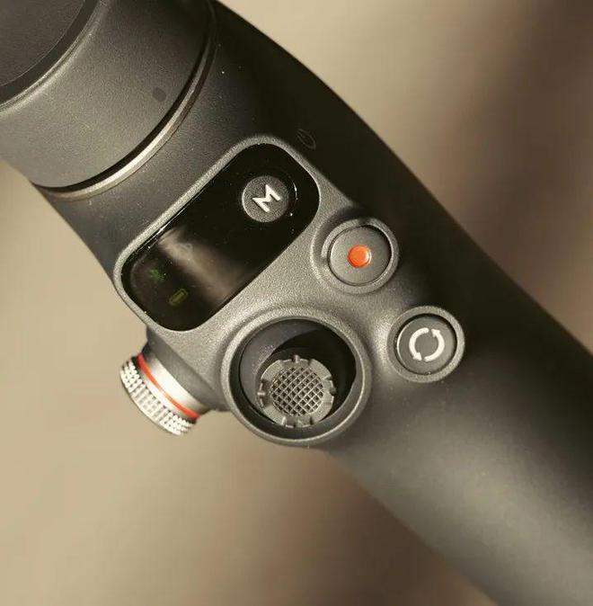 blie 7 Pro稳定器首发初体验！j9国际站549元！大疆OSMO Mo(图2)