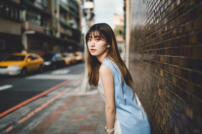 然松弛生活中不缺少美你只是不怎么会拍j9九游会网址是什么7个街拍姿势自(图3)