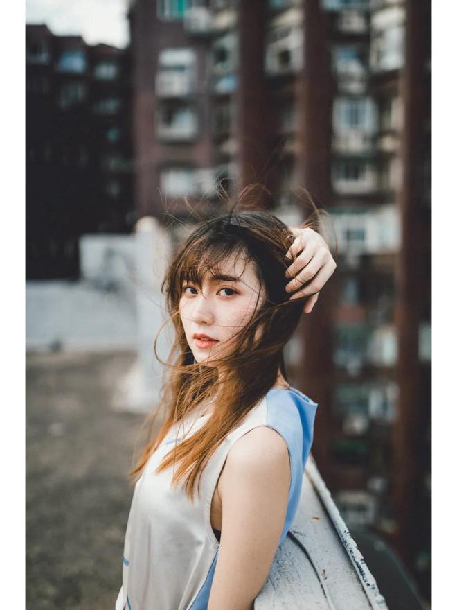 然松弛生活中不缺少美你只是不怎么会拍j9九游会网址是什么7个街拍姿势自(图4)